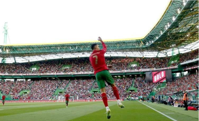  劳塔罗梅开二度 国米大胜登顶积分榜  